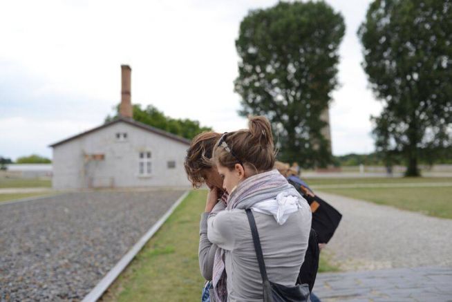 a-muszlim-zsido-konferencia-resztvevoi-ellatogattak-a-sachsenhausen-i-koncentracios-taborba-ahol-kozosen-imadkoztak