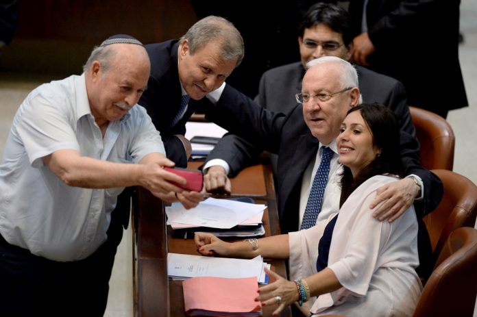 Miri Regev és Reuven Rivlin a kneszetben