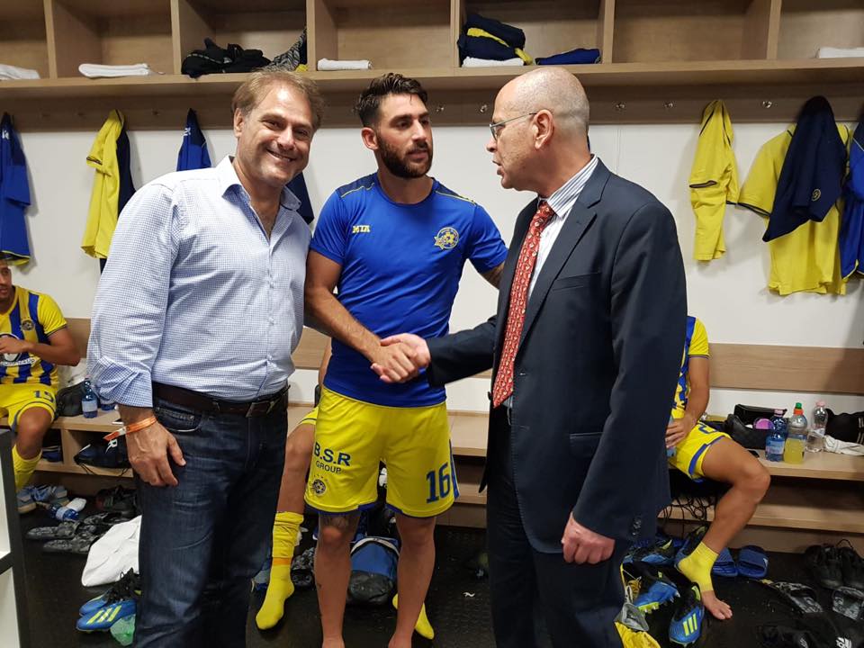 Az izraeli csapat góllövőjének, Eliran Atarnak Yossi Amrani nagykövet is gratulált
