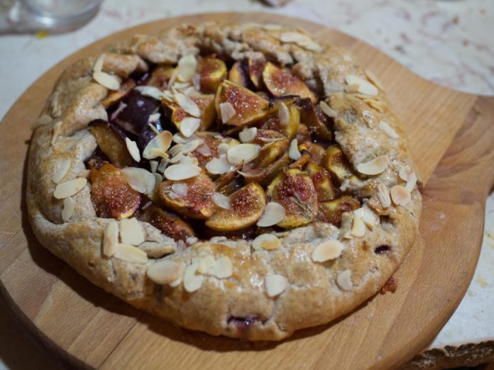 Fügés szilvás galette rozmaringgal és rózsavízzel