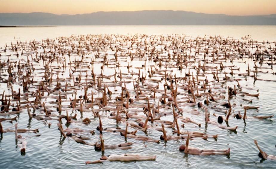 A 2011-ben készült installáció ezer önkéntes nudistával készült - fotó: Spencer Tunick