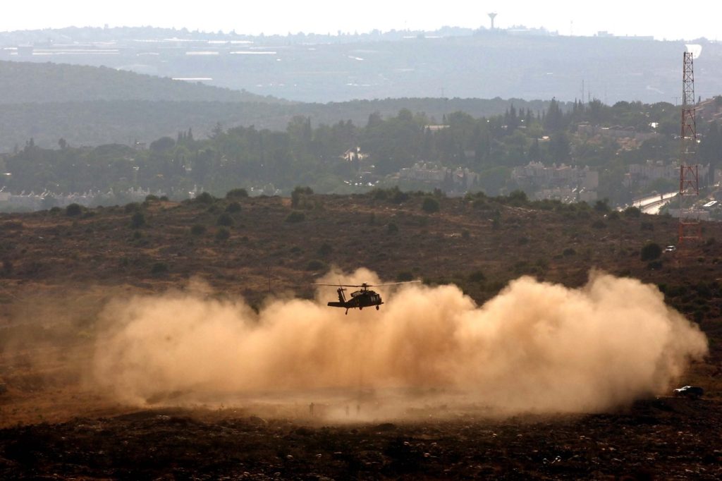 Arielhez közel landol egy katonai helikopter, 2005 - fotó: Milner Moshe / GPO