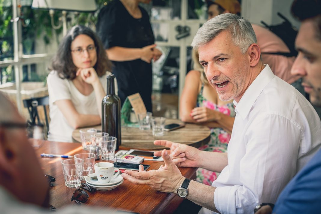 Alföldi Róbert beszélgetés Új Kelet - fotó: Salamon Sára