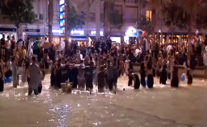 Tel-Avivban éjszaka a Rabin tér hatalmas szökőkútjában táncoltak. - fotó: képernyőkép Tel-Avivban éjszaka a Rabin tér hatalmas szökőkútjában táncoltak. - fotó: képernyőkép