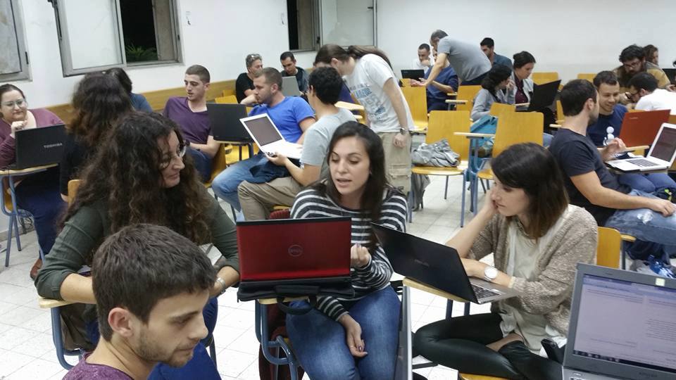 Diákok a Tel-Avivi Egyetemen csoportos foglalkozáson szócikkeket írnak a Wikipédiának - fotó: Shani Evenstein / Wikipedia
