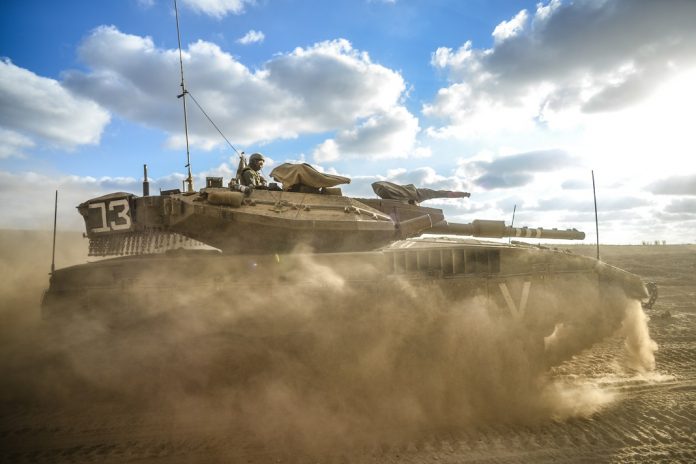 Izraeli Merkava tank útban a Gázai övezethez, 2014 - fotó: Ran Zisovitch / Shutterstock