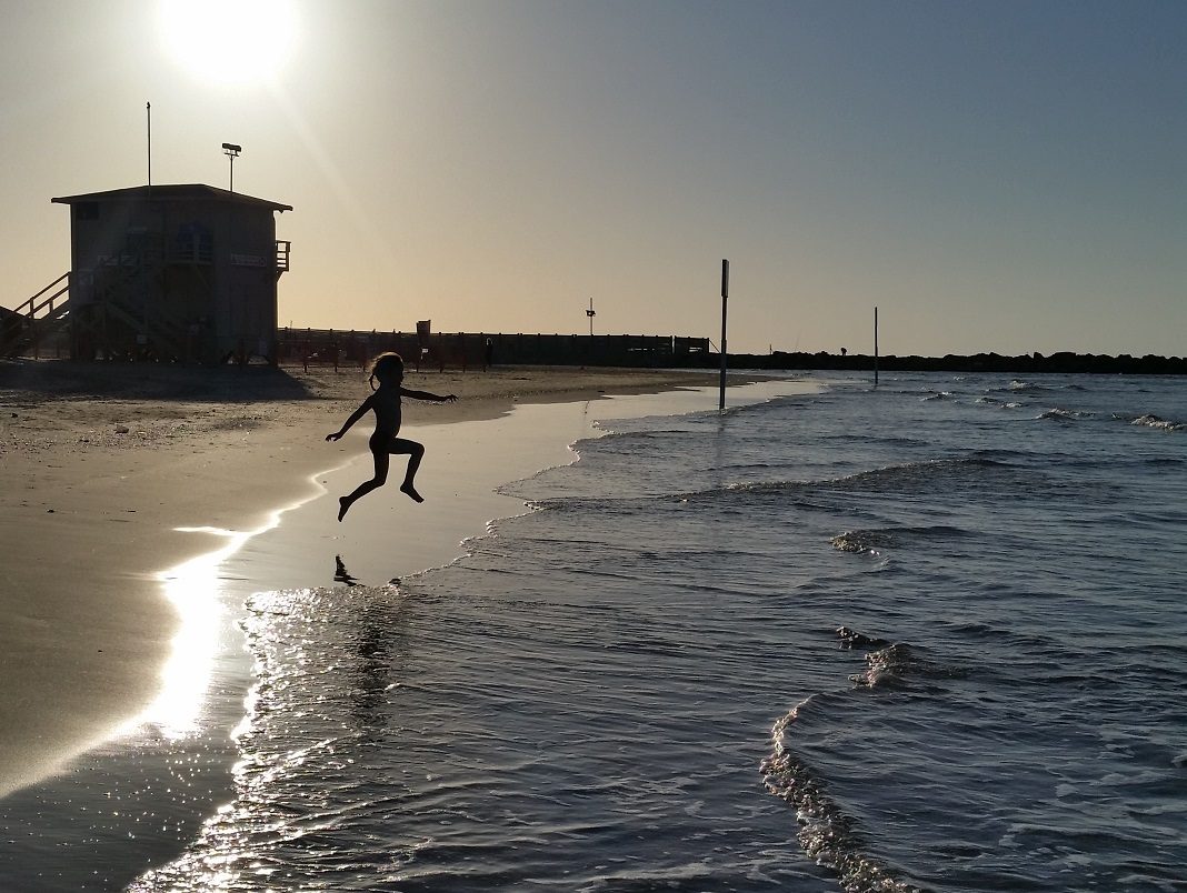 kislany fut izraeli tengerpart naplemente