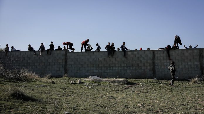 palesztin gyerekek betonkeretes Han Junisz Gazai ovezet Palesztina Khan Yunis
