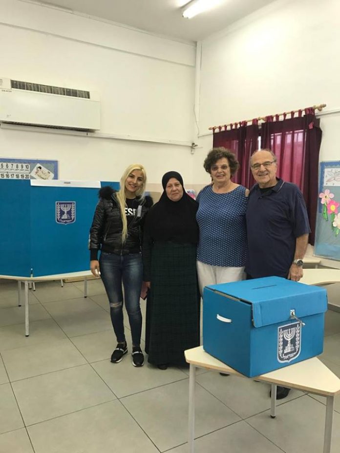 Pedig Jaffóban békében együtt szavaznak zsidók és arabok - fotó: facebook, Rachel és Joszi Korazim