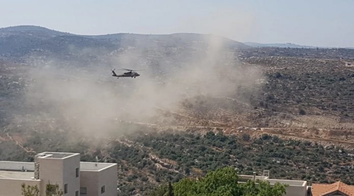 Katonai helikopter Dolev telepesfalu felett - fotó: Dolev önkormányzata