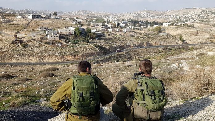 Katonák egy palesztin falu felett