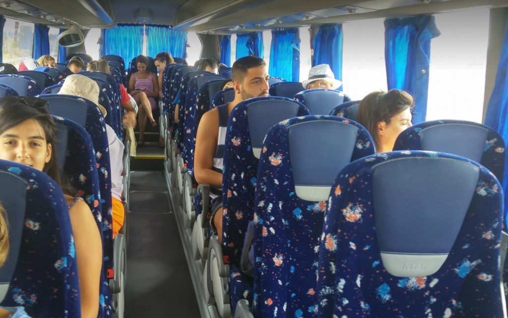 Fiatalok szombaton busszal utaznak Jeruzsálemből Tel-Avivba