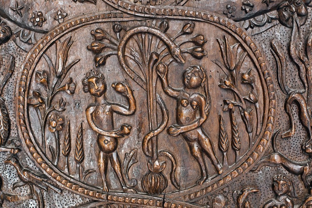 Ádám és Éva az Édenkertben a tudás fája előtt, egy ősi faajtón Jeruzsálemben - fotó: Shutterstock