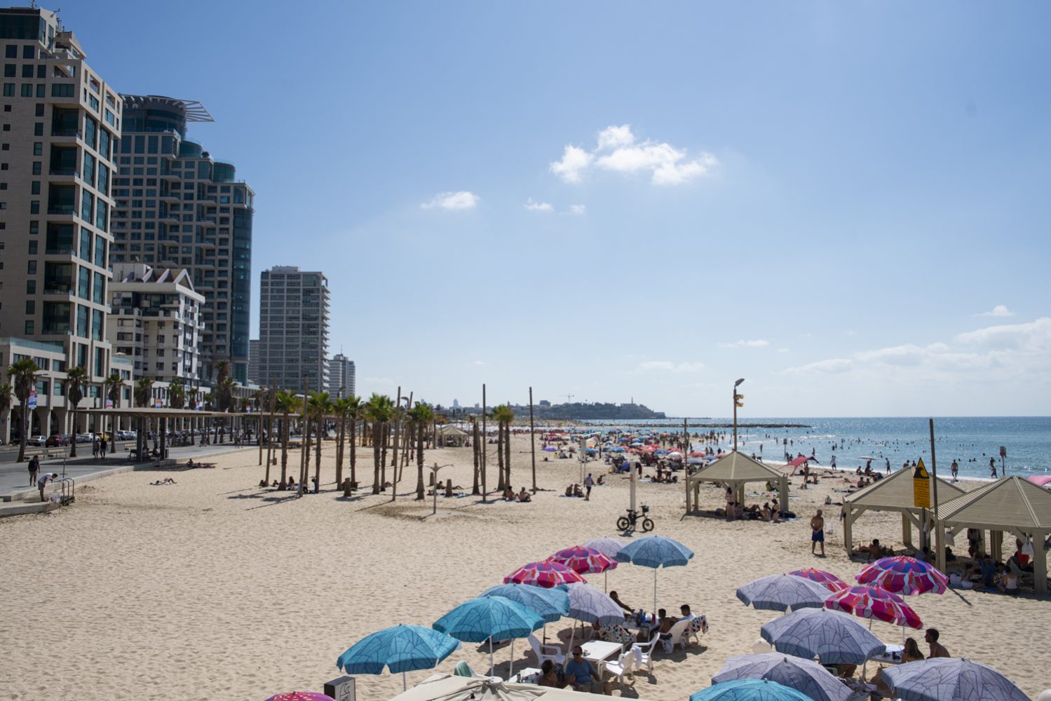 Tel-Aviv strand Yaffoval a háttérben 2019-ben - fotó: Bea Bar Kallos
