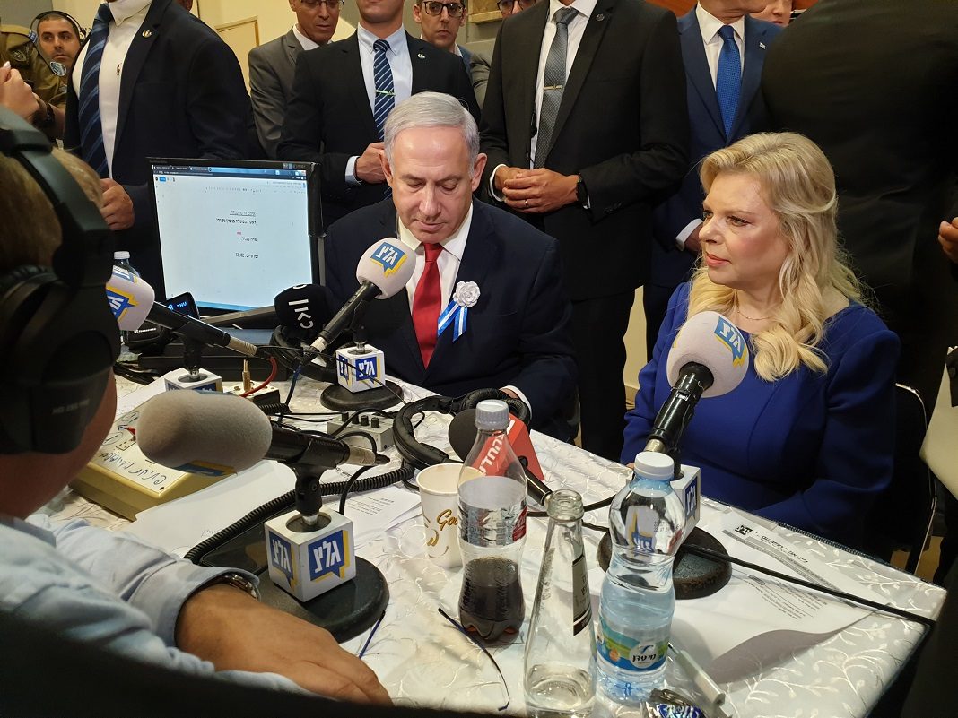 A Netanjahu házaspár interjút ad a Galei Cahalnak, a katonai rádiónak a Kneszet halljában, 2019. október 4. - fotó: Roman Yanushevsky / Shutterstock