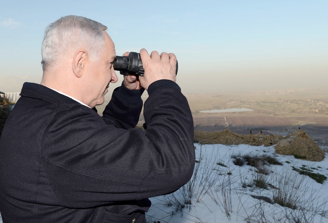 Benjamin Netanjahu miniszterelnök a Golán fennsíkról Szíriát fürkészi - fotó: Kobi Gideon / GPO
