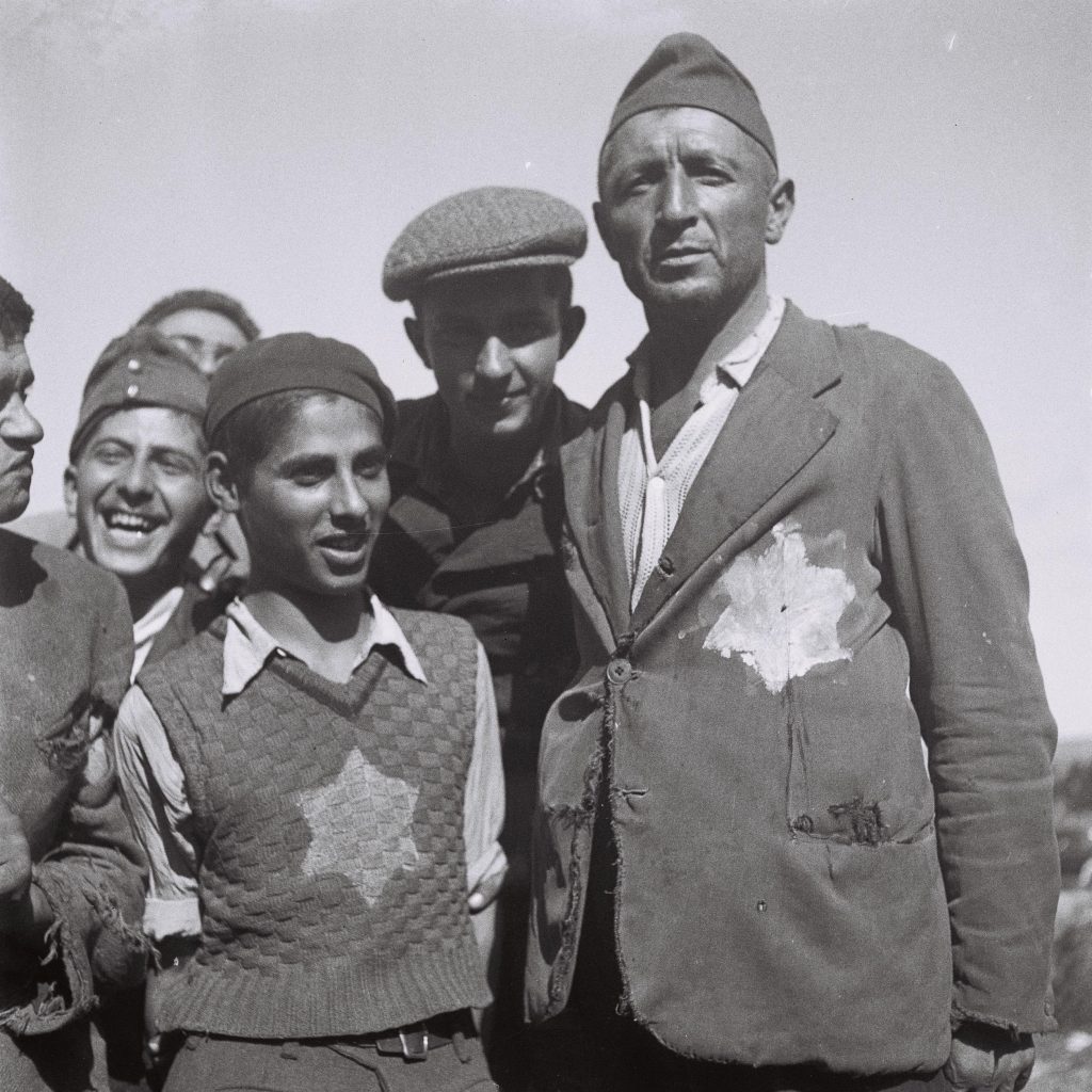 Holokauszt túlélők az atliti bevándorló táborban, 1944 - fotó: Kluger Zoltán