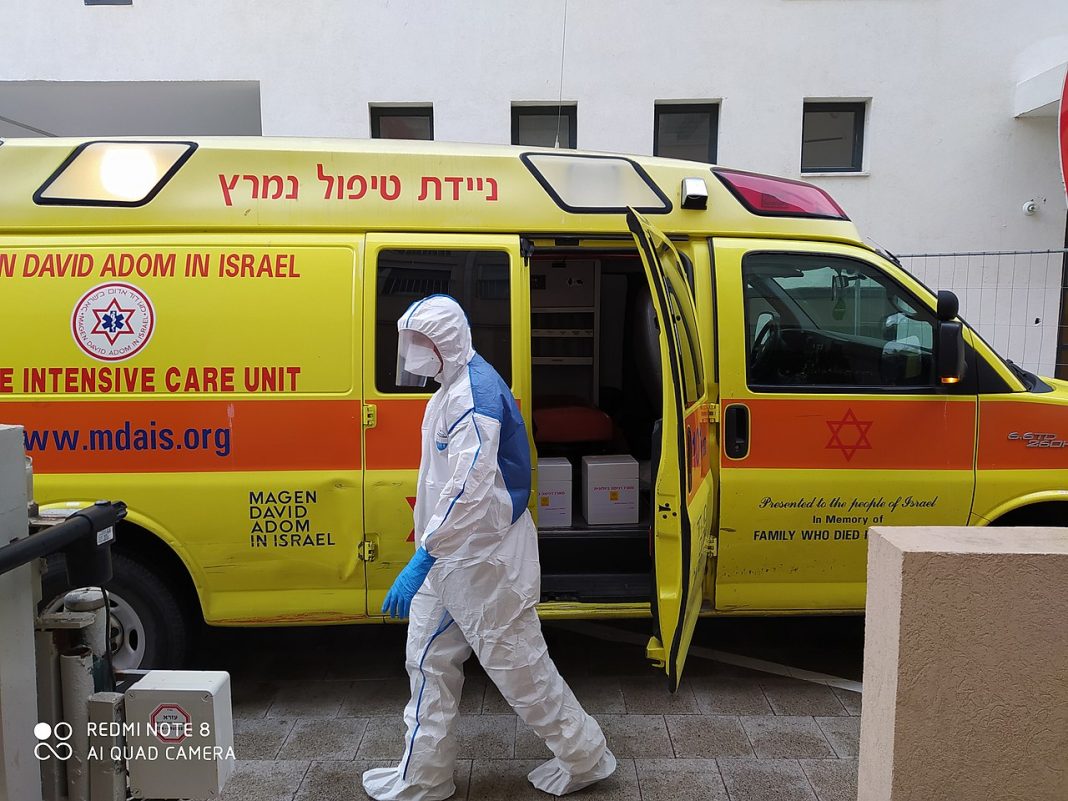 Az Izraeli Mentőszolgálat (Magen David Adom) egyik alkalmazottja védőruhában, Tel-Aviv, 2020. március 17. - fotó: Talmoryair / Wikipedia