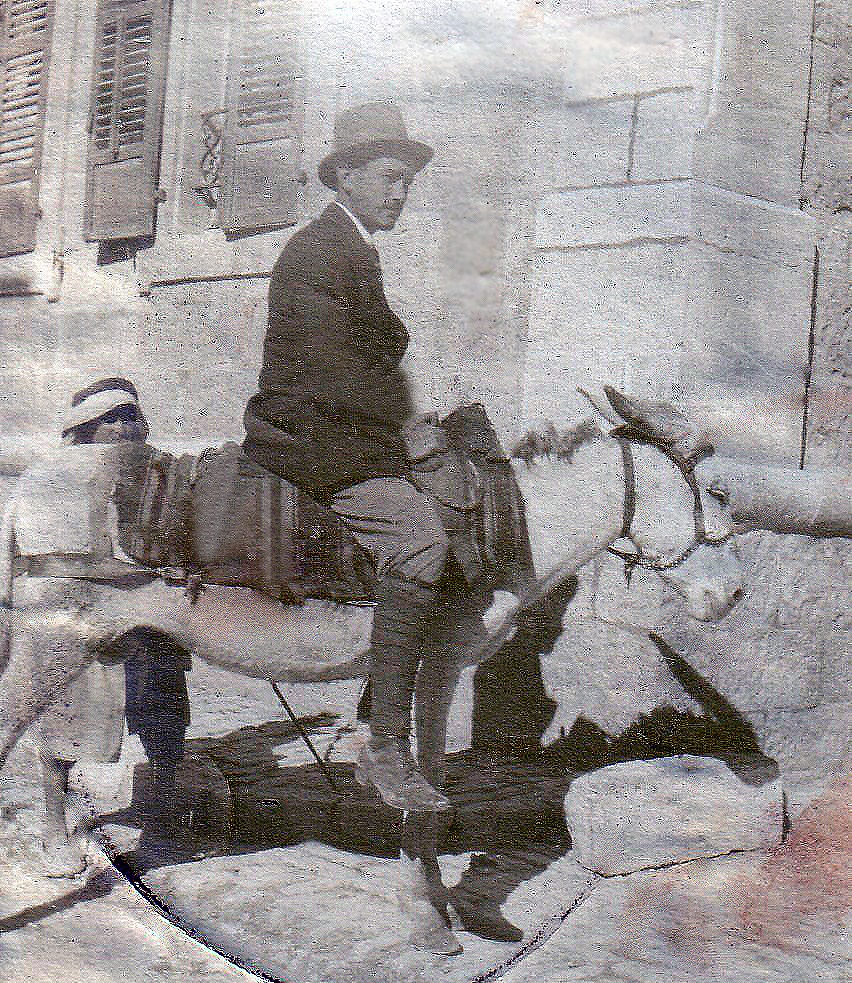 Török István (1920-ban alijázott) mérnökért reggelenként egy arab ment, hogy szamárháton kísérje munkába (magángyűjtemény)