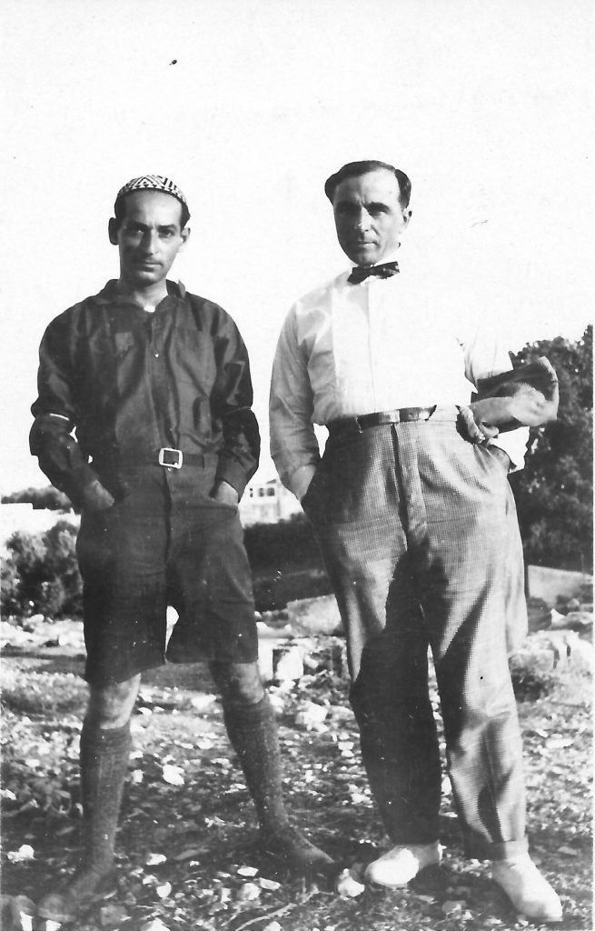 Avigdor Hameiri (1921-ben alijázott) az első héber szatirikus színház, a Kumkum alapítása idején és Irsai István (Pesach Ir-Shay, 1925-ben alijázott) grafikus, festő, szobrász, a Haim héber betűtípus tervezője (magángyűjtemény)