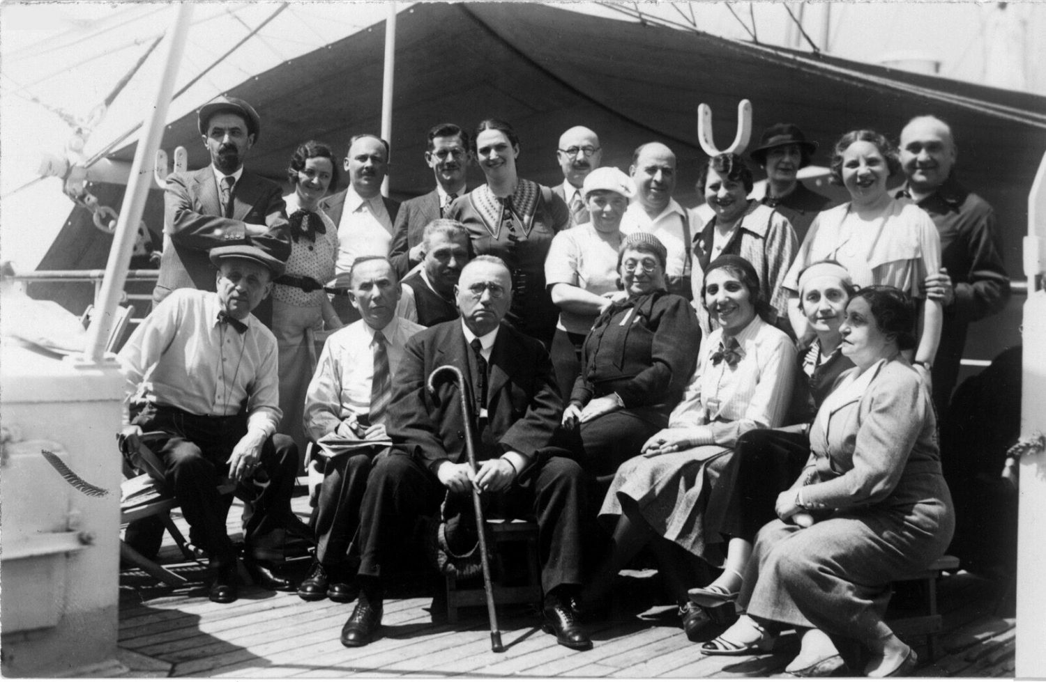 Székely Dávid mérnök (a hátsó sorban balról a negyedik) Patai József (a hátsó sorban középen szemüveggel) a Múlt és Jövő című folyóirat szervezésében egy szentföldi látogatásra érkező csoporthoz csatlakozott, hogy alijázzon, 1935 (magángyűjtemény)