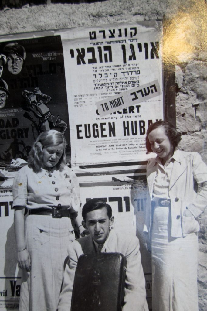 Vincze-Krausz Ilona, Fenyves Lóránd és Alice a Hubay Jenő emlékére, beteg gyerekek javára rendezett koncert plakátja előtt, Jeruzsálem, 1937 (magángyűjtemény)