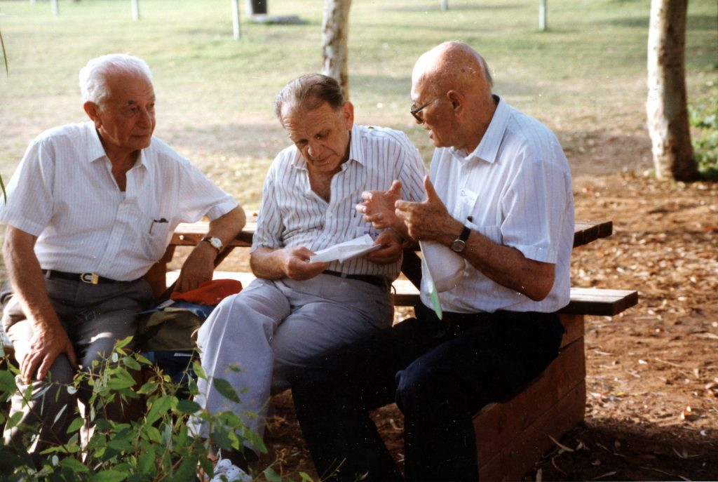 A második világháború alatt működő magyarországi földalatti cionista mozgalomból a Hasomer Hacair három kiemelkedő vezetője, Alpan Mose, Agmon Efra (1946-ban alijáztak) és Bensalom Rafi (1947-ben alijázott) Ogen kibucban (magángyűjtemény)
