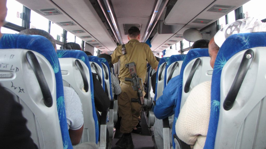 Az Askelonból Jeruzsálembe induló buszjáraton - fotó: Czetli Tivadar