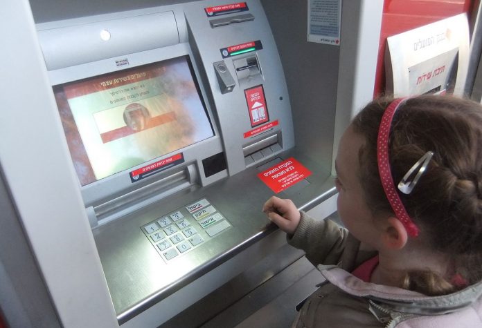 bank hapoalim bankautomata kaszpomat kislány pénz