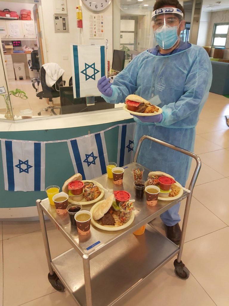 Egy jeruzsálemi kórház korona-osztályának ünnepi étele