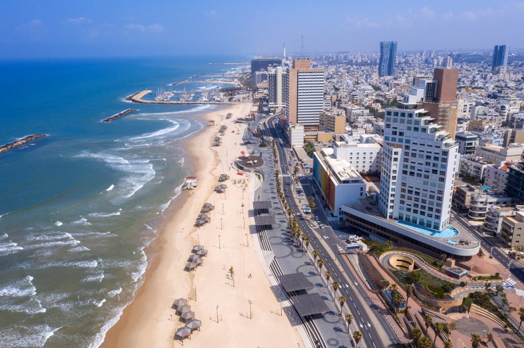 Üres sétány és tengerpart Tel-Avivban - fotó: StockStudio Aerials / Shutterstock
