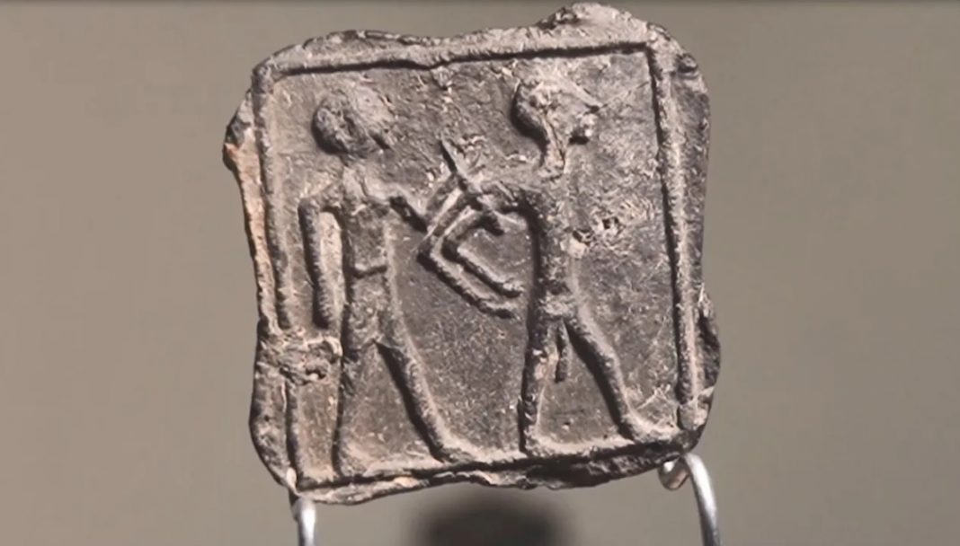 A megtalált agyagtáblácska - fotó: Izraeli Régészeti Hatóság