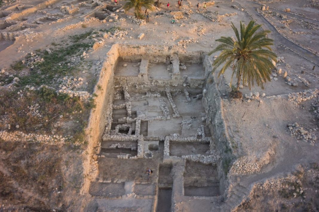Régészeti ásatások Megiddóban. A vizsgált csontvázak közül kettőt nagyon közel találtak a környék palotaépületéhez, és becslések szerint a királyi családhoz tartoztak