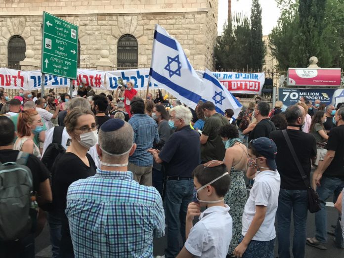 Tüntetés a miniszterelnöki rezidencia mellett a Balfour utcában - fotó: Izraelinfo