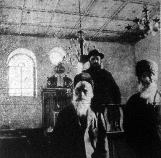A bözödújfalui székely zsidók két véne és rabbija a zsinagóga belsejében
