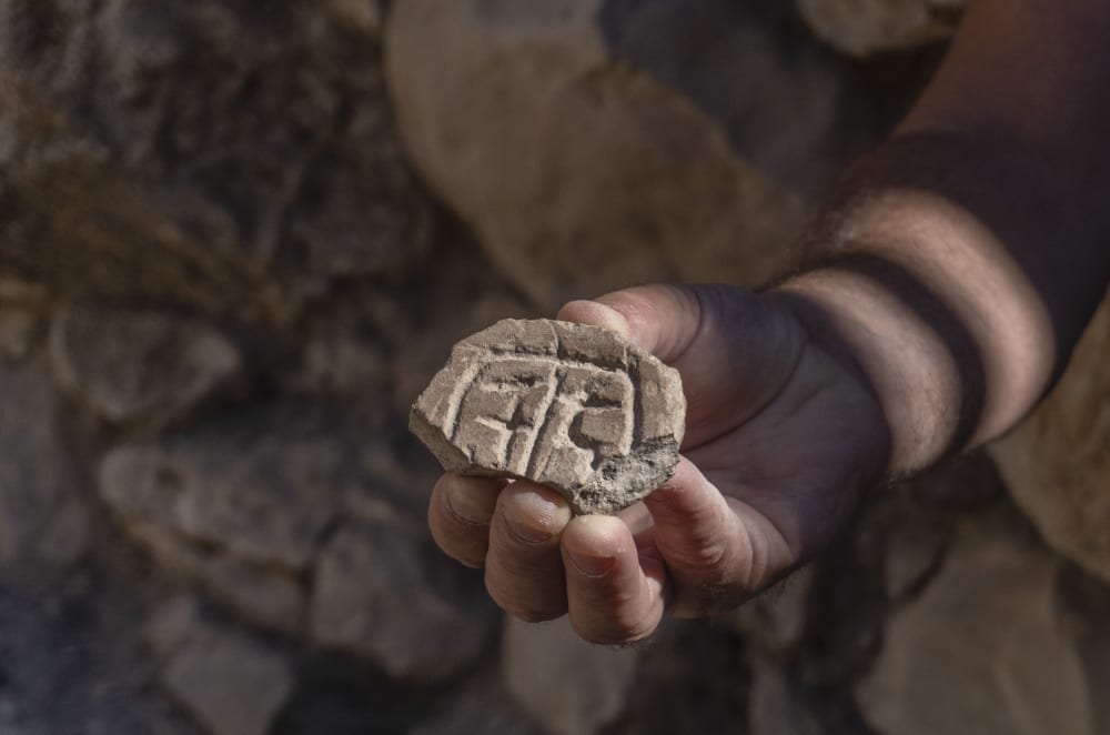 Dávid városában a perzsa korszakból való kerámia pecsét - fotó: Shai Halevi / Izrael Régészeti Igazgatóság