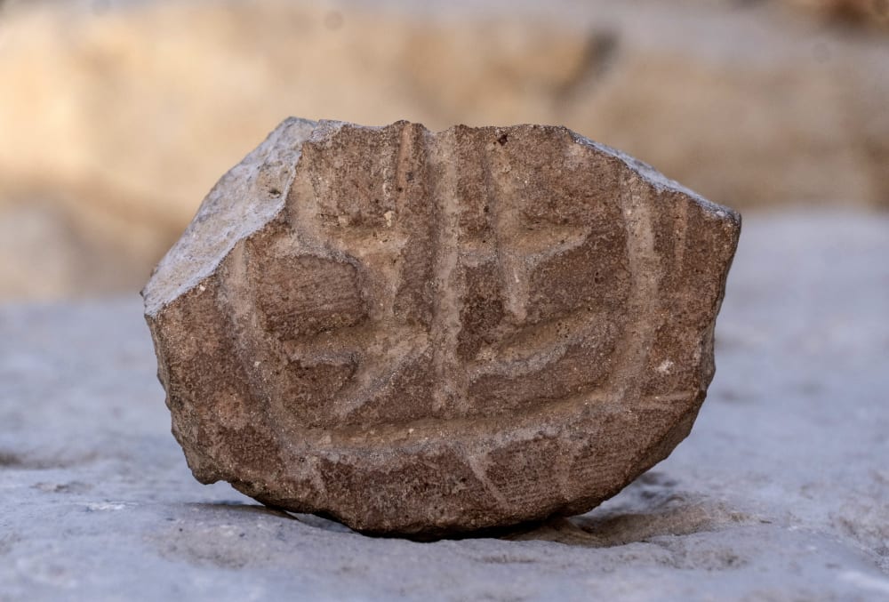 A kettős pecsét lenyomatát egy nagy óndarabon találták - fotó: Shai Halevi / Izrael Régészeti Igazgatóság)