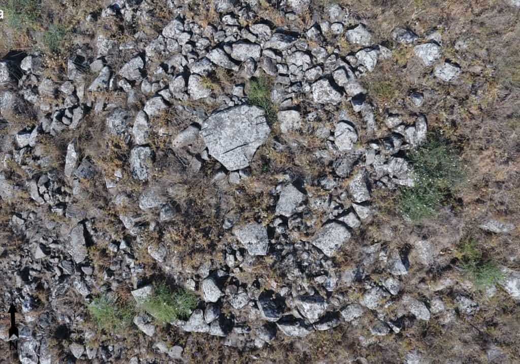 Az emberi arcra hasonlító szikla - a légi felvétel a dolman kupakjáról Kiryat Shmona közelében - fotó: Miki Peleg  Izrael Régiségek Hatósága