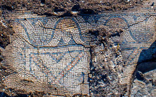 Egy 1300 éves templom mozaik padlója Kfar Kama faluban, a Tábor-hegy közelében - fotó: Alex Wiegmann / Izraeli Régészeti Hatóság