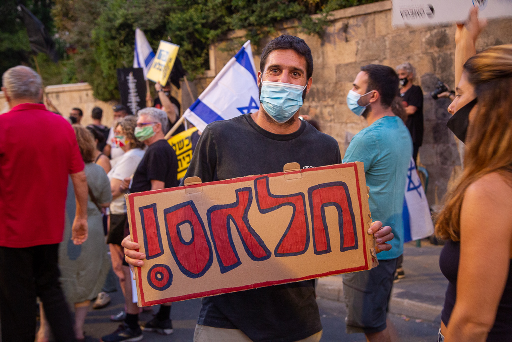 ELÉG! – Vallásos fiatal a Netanjahu elleni tüntetésen a miniszterelnöki rezidencia mellett Jeruzsálemben - fotó: frankpeti