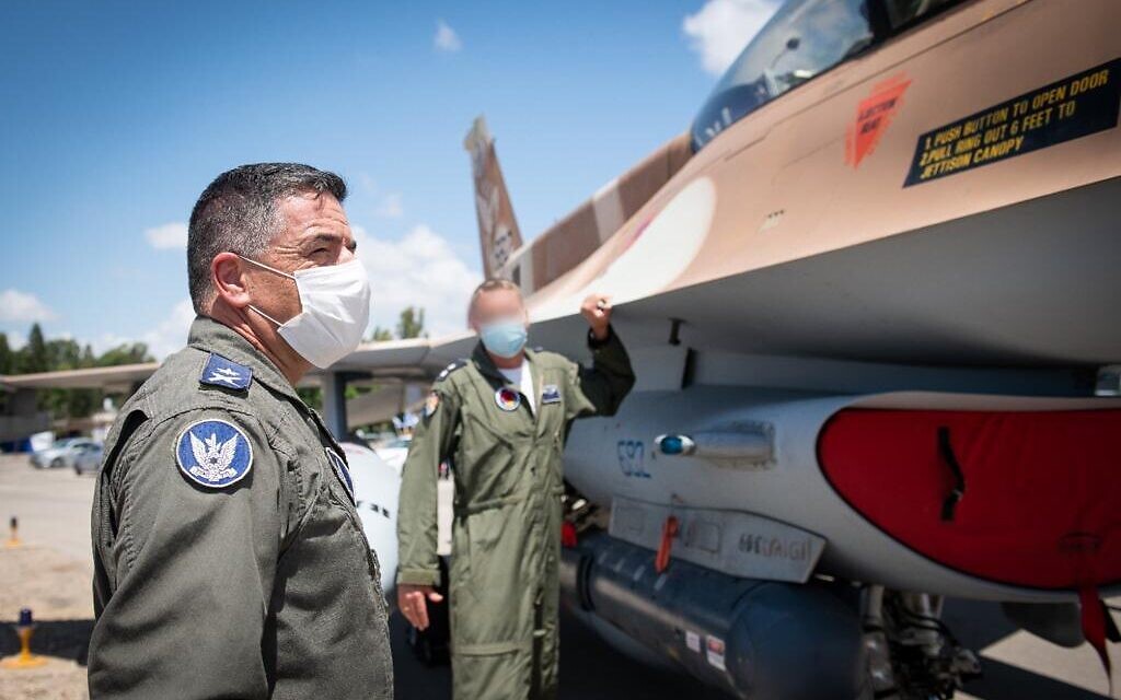 Az izraeli légierő vezetője, Amikam Norkin (balra), egy F-16-os vadászrepülőgép mellett - fotó: Izrael Védelmi Erők