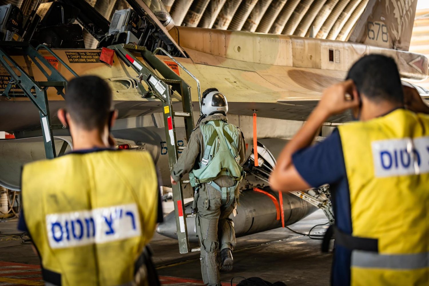 Egy izraeli pilóta beszáll egy F-16-os vadászrepülőgépbe, amely részt vesz a németországi légi hadgyakorlaton - fotó: Izrael Védelmi Erők