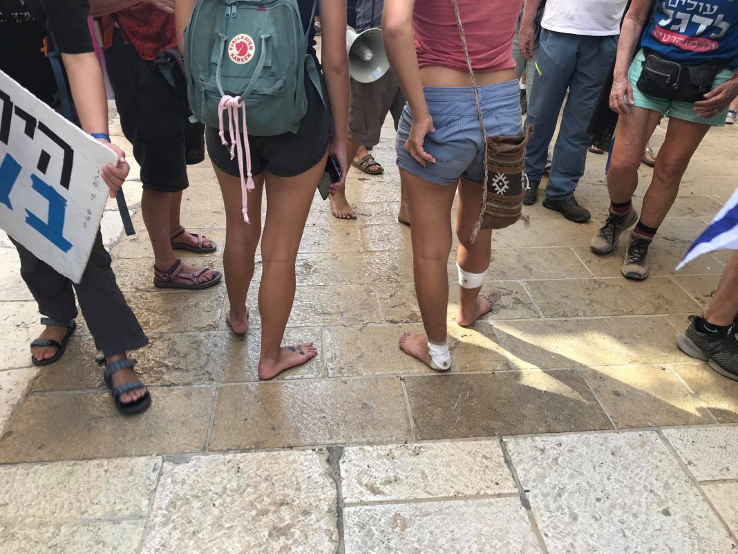 A Netanjahu ellen tüntető gyalogos zarándokok egy csoportja Jeruzsálemben - fotó: Izraelinfo