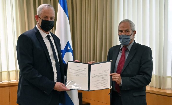 Beni Ganz és Amnon Sztrasnov nyugalmazott bíró, 2020. november 22. - fotó: Ariel Hermoni / Védelmi Minisztérium Beni Ganz és Amnon Sztrasnov nyugalmazott bíró, 2020. november 22. - fotó: Ariel Hermoni / Védelmi Minisztérium
