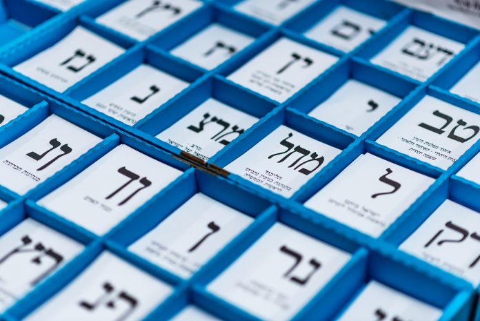 Választócédulák a Kneszet-választásokon Izraelben – Fotó: Shutterstock