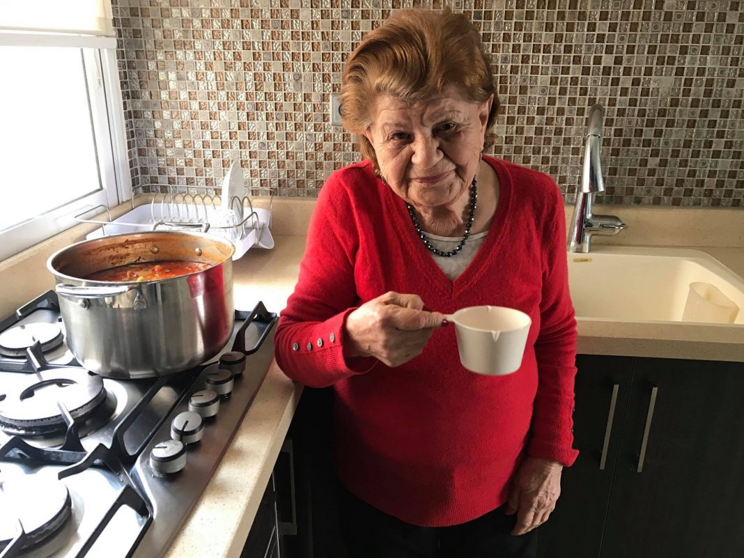 Gitta néni a mérőpohárral és a levessel - fotó: Shiri Zsuzsa