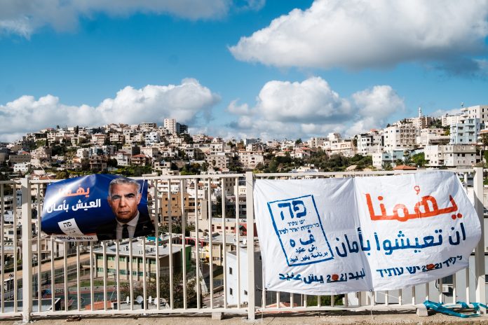 Jair Lapid arabnyelvű választási hirdetései Umm Al-Fahumban 2021 március 16-án - Fotó: Bea Bar Kallos