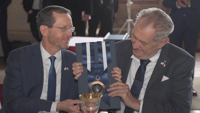 Isaac Herzog izraeli elnök Prágában elnöki kitüntetéssel ismeri el cseh kollégáját, Miloš Zemant, 2022. július 11-én – Fotó: Haim Zach / GPO