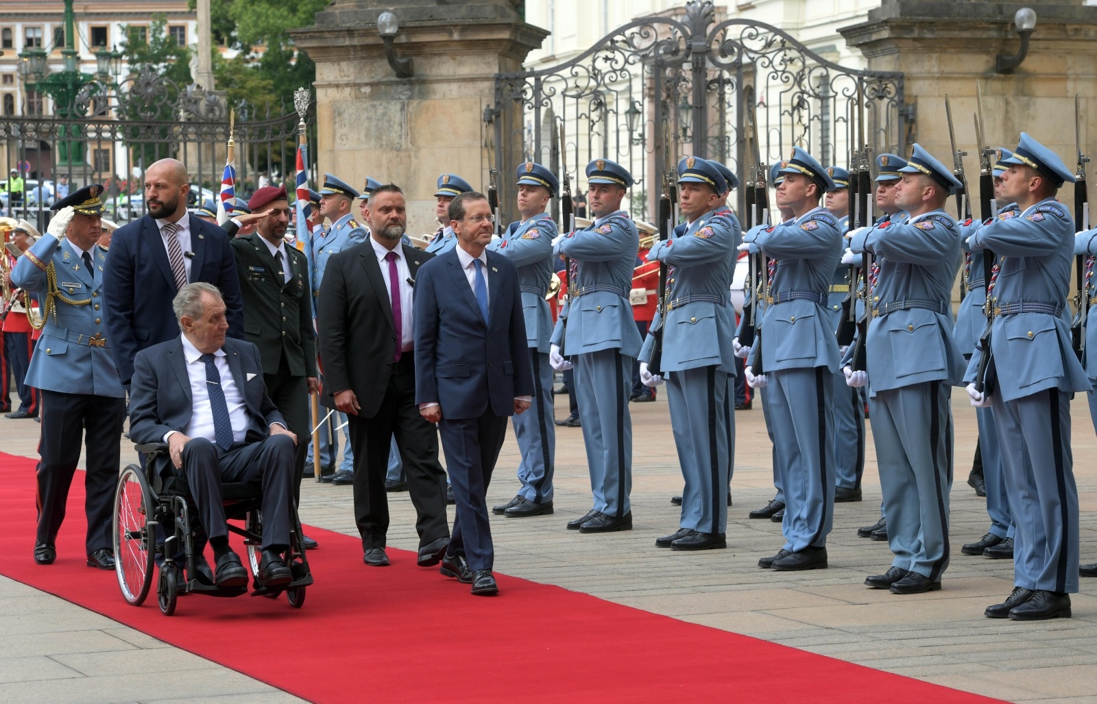 Isaac Herzog izraeli elnök és cseh kollégája, Miloš Zeman 2022. július 11-én a prágai díszőrség előtt – Fotó: Haim Zach / GPO