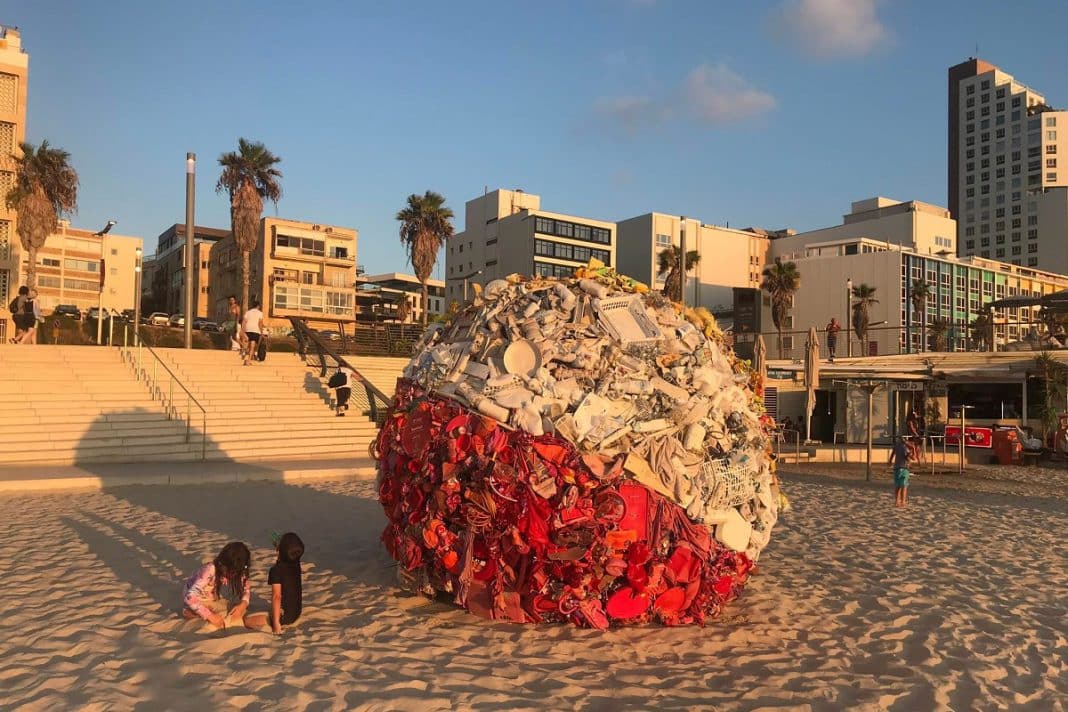 Beach Ball szobor Frishman strand tel-avivi tengerpart